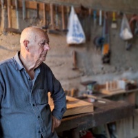 Brodograditelj Marin Šale iu svojoj radioni, Žrnovska banja, lipanj 2023. Foto: Matea Šabić Sabljić