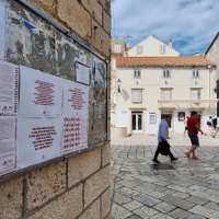 Poziv za suradnju na lokalnoj oglasnoj ploči, Korčula, lipanj 2023. Foto: Matea Šabić Sabljić