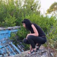 Umjetnica u potrazi za građom, Korčula, lipanj 2023. Foto: Sonja Leboš