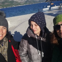 Matea Šabić Sabljić, Manja Ristić, Sonja Leboš na lokaciji instalacije